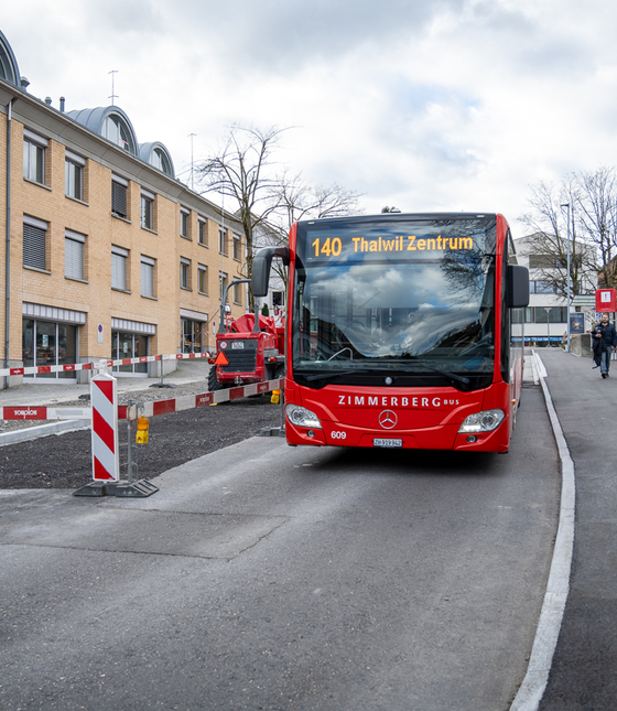 Bus 140 bei Thalwil Zimmerbergbus Baustelle
