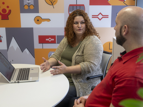 Jessica Crivelli und Robin Weiss am diskutieren