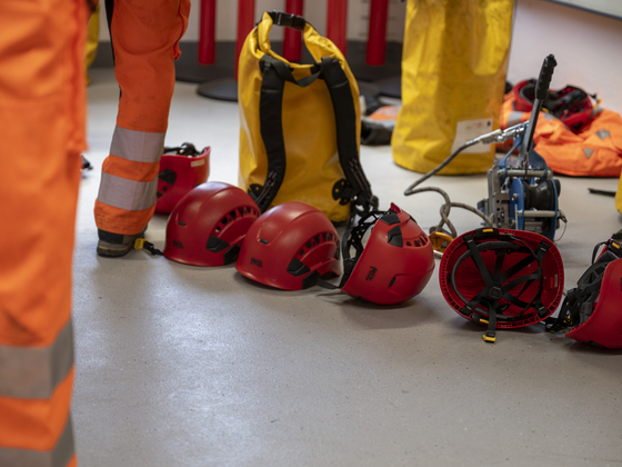 Bergungsübung Mann seilt sich ab von Kabine