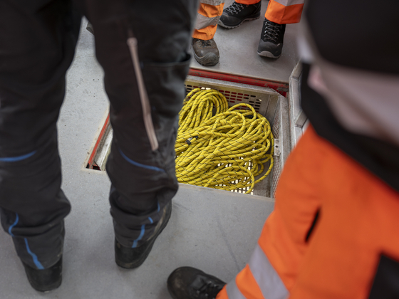 Bergungsübung Mann seilt sich ab von Kabine