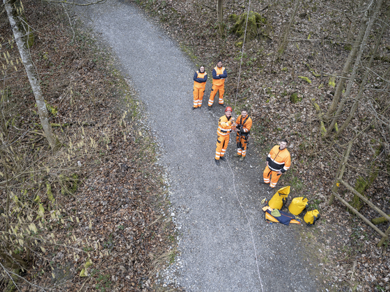 Bergungsübung Mann seilt sich ab von Kabine