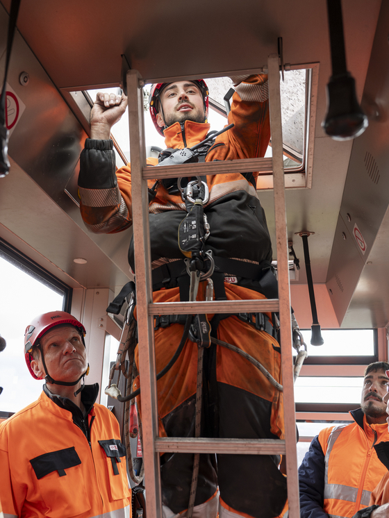 Bergungsübung Mann seilt sich ab von Kabine