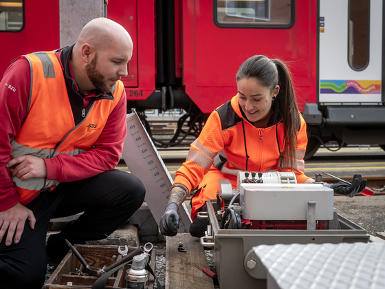 Robin und Denise bei der Reparatur Weichenmotor