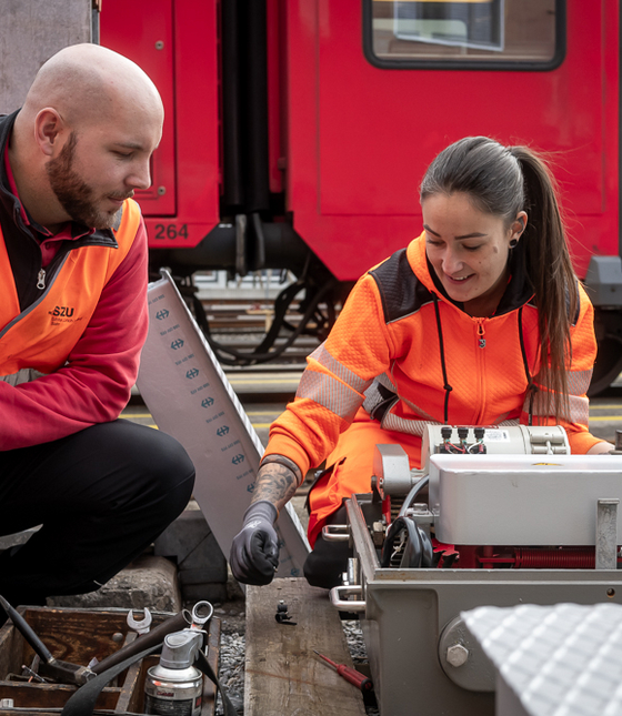Robin und Denise bei der Reparatur Weichenmotor 