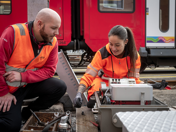 Robin und Denise bei der Reparatur Weichenmotor