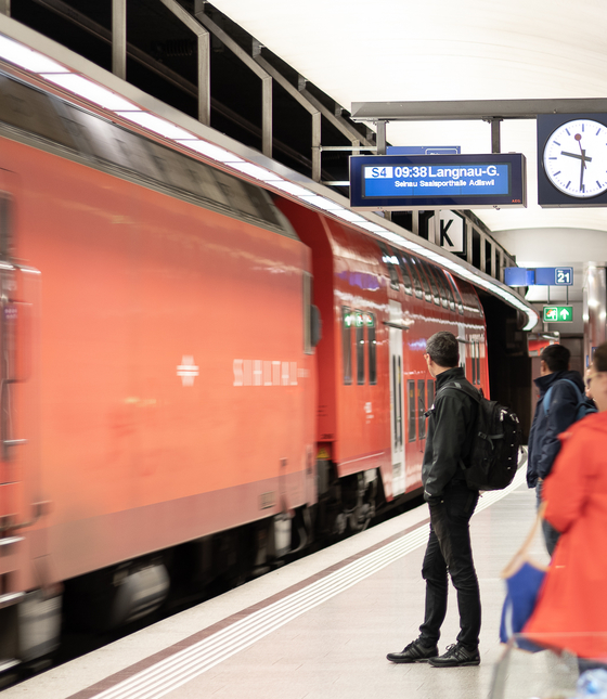 Fahrgaeste am Zürich HB SZU