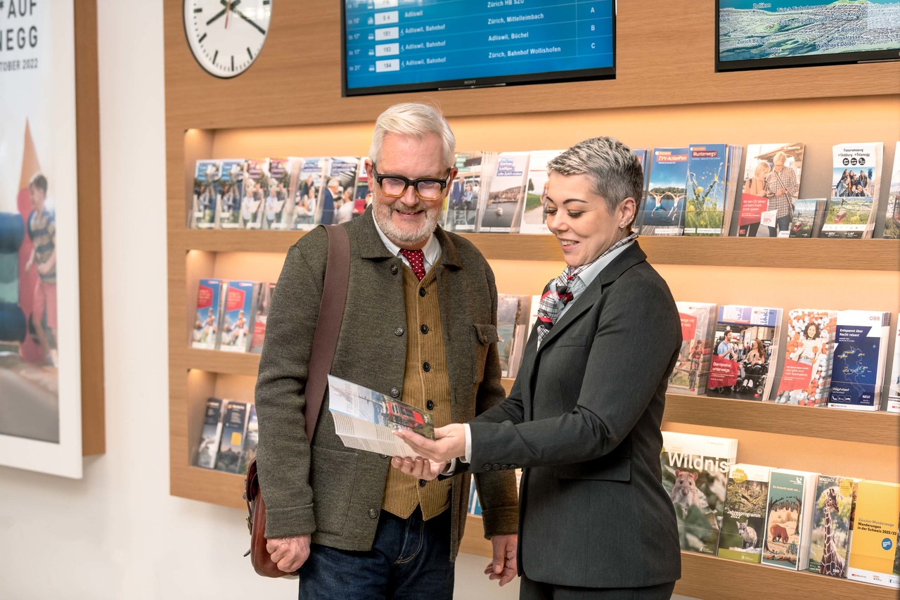 Beratungsgespräch mit Prospekt