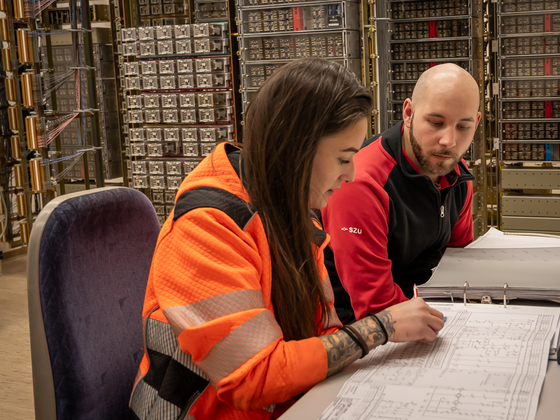 Robin und Denise im Stellwerk