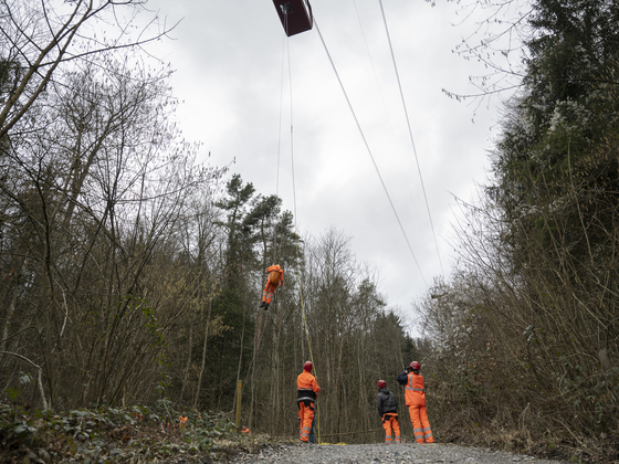 Bergungsübung Mann seilt sich ab von Kabine