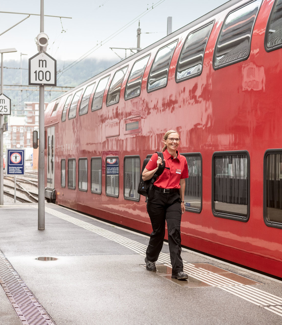 Mitarbeiterin mit Zug