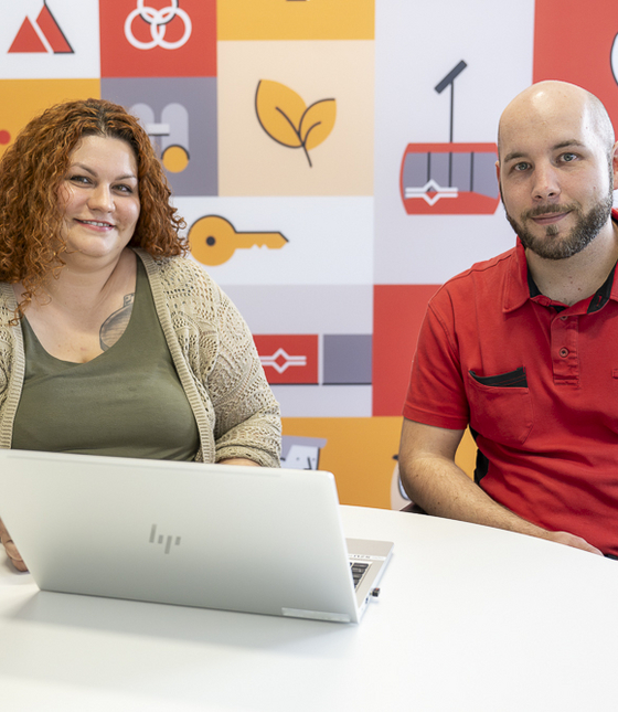 Jessica Crivelli und Robin Weiss diskutieren vor Laptop