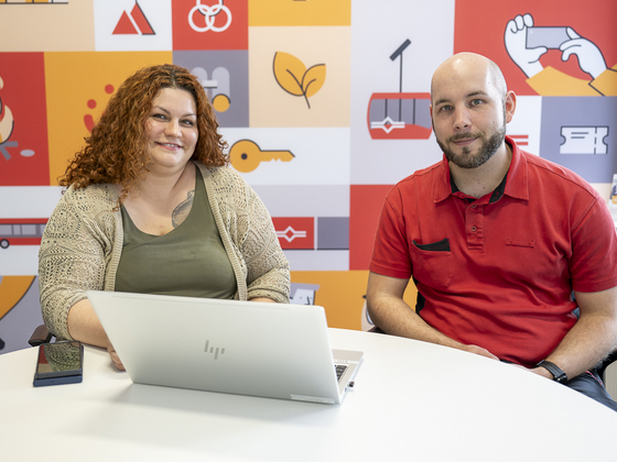Jessica Crivelli und Robin Weiss diskutieren vor Laptop