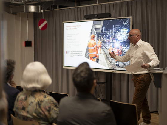 Mischa Nugent CEO SZU spricht vor Anwohnenden