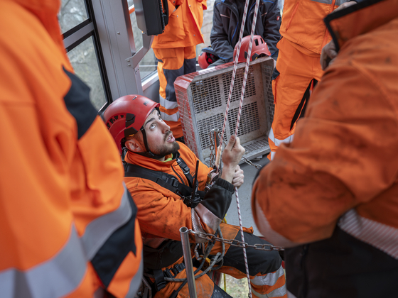 Bergungsübung Mann seilt sich ab von Kabine