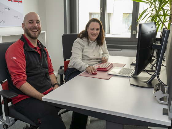 Sabine Lehner Robin Weiss im Büro