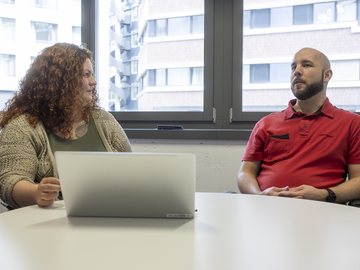Jessica Crivelli und Robin Weiss diskutieren vor Laptop