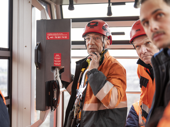 Bergungsübung Mann seilt sich ab von Kabine