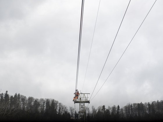 Bergungsübung Mann seilt sich ab von Kabine