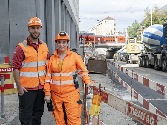 Drittprojekte Lokführer Personen vor Baustelle