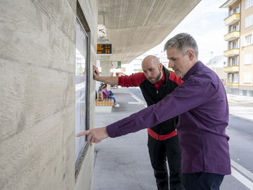 Res zeigt Robin den Fahrplan