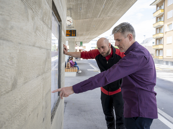 Res zeigt Robin den Fahrplan