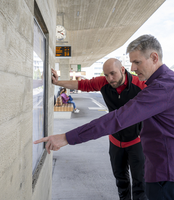 Res zeigt Robin den Fahrplan